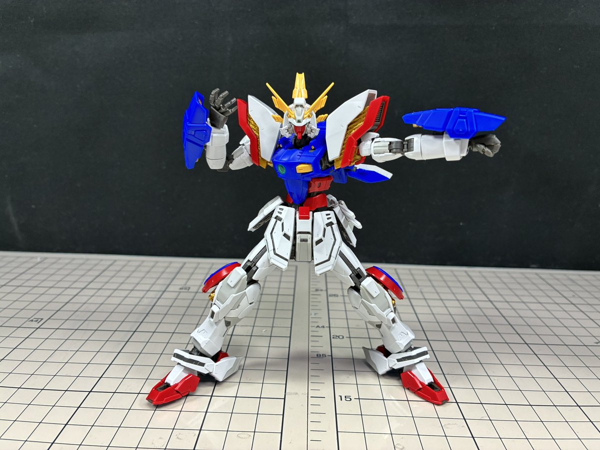 yamacloth's tweet image. スーパーモードも差し替え無しで再現
各部の可動にも干渉する事がなくノーマルモードと同様のポージングが可能
シャイニングフィンガーソードは付属しないがOPの G.GUNDAMの文字をビームソードに再現できるシールが付属しており、OPのワンシーンが再現できる構成になっている