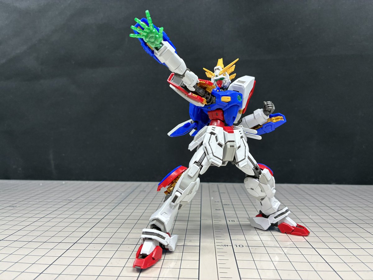 yamacloth's tweet image. スーパーモードも差し替え無しで再現
各部の可動にも干渉する事がなくノーマルモードと同様のポージングが可能
シャイニングフィンガーソードは付属しないがOPの G.GUNDAMの文字をビームソードに再現できるシールが付属しており、OPのワンシーンが再現できる構成になっている