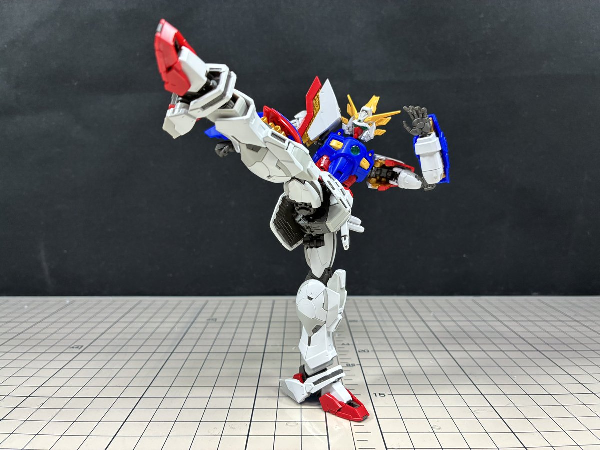 yamacloth's tweet image. スーパーモードも差し替え無しで再現
各部の可動にも干渉する事がなくノーマルモードと同様のポージングが可能
シャイニングフィンガーソードは付属しないがOPの G.GUNDAMの文字をビームソードに再現できるシールが付属しており、OPのワンシーンが再現できる構成になっている