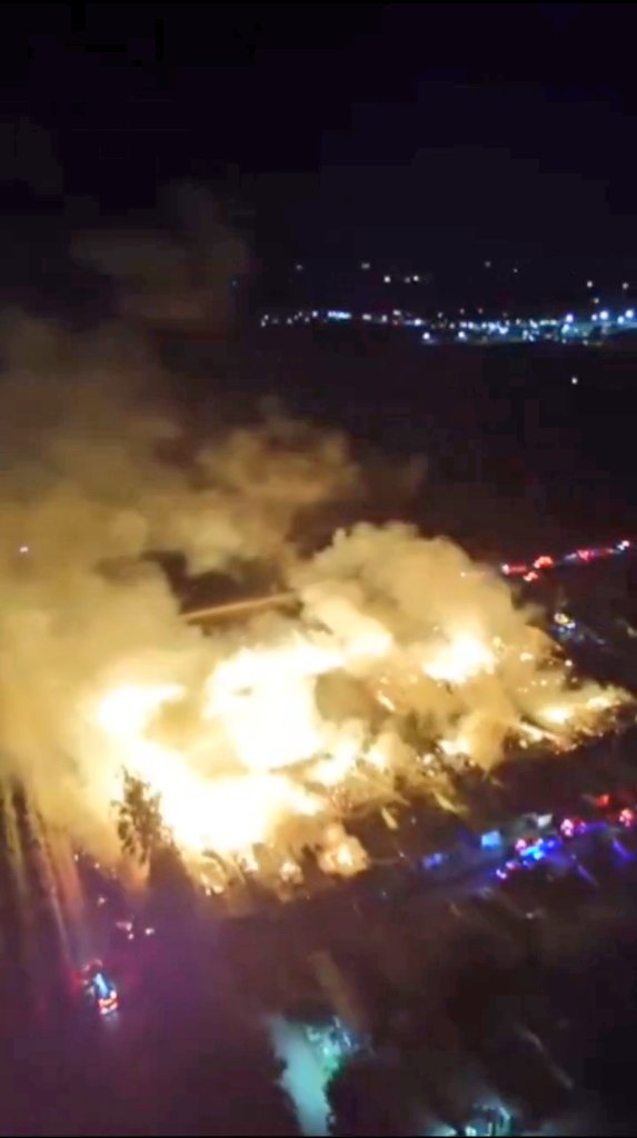 TIgerNS3's tweet image. 🚨BREAKING: A massive 2-alarm fire has erupted, destroying several mobile homes and a warehouse. Fire crews are working to contain the flames as the situation unfolds.
#FireAccident #Lamont #Kern #County #California #Fire USA