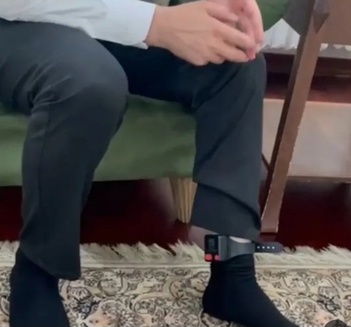 Abdurrahman Tutdere ayağında elektronik kelepçe ile.Utanç verici.Ne yapmıs ne suc islemis? (Serhan Asker'in instagram sayfasindan)