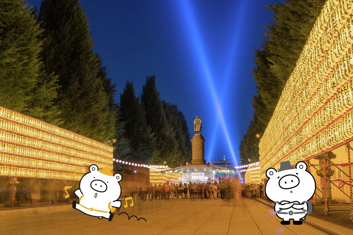 今日から４日間！
#靖国神社 ⛩で #みたままつり 開催！
境内には３万灯を超える献灯がずらり…🌟

きーぶー🐻「屋台がいっぱい！何から食べようかな…🍧💛」
くろぶー🐻「歴史を感じる素敵な時間だね～🎐」

献灯と一緒に写真もたくさん撮っちゃおう📸✨
#夏祭り #東京イベント #千代田区