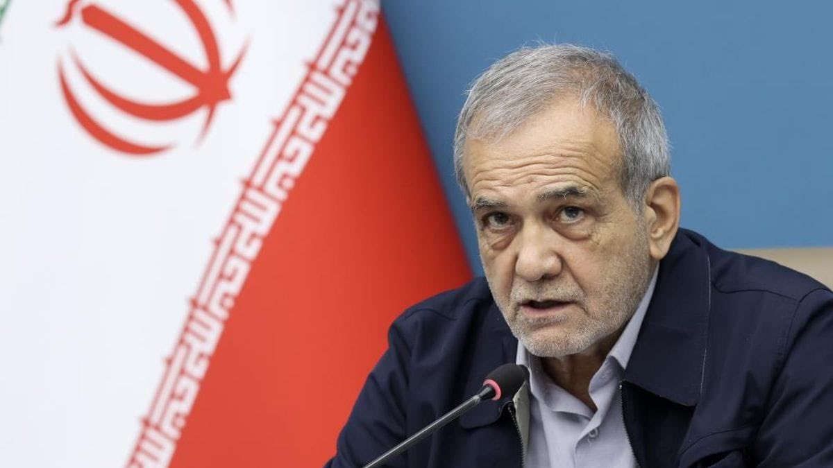 İran Cumhurbaşkanı Pezeşkiyan, 16 Haziran’da Tahran’da düzenlenen İsrail saldırısında hafif şekilde yaralandı.

Saldırı sonrası yetkililer acil tünelle tahliye edildi; içeriden sızma şüphesiyle soruşturma başlatıldı.