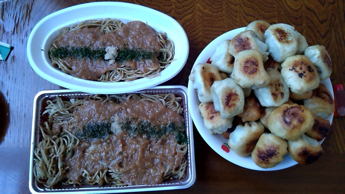 夜ご飯は退院したら絶対に食べてやる。って思ってた【茶しん】のホワイト餃子とイタリアン焼きそば荷物のした🤤
ただ暫（大判焼き？今川焼き？）の白餡が売り切れで小豆しかなかったから暫は買ってこなかった😣