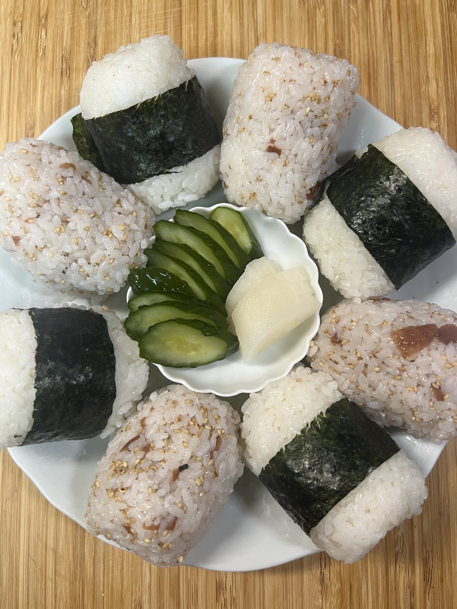 hiyokko_were's tweet image. おにぎり/饭团🍙
ーーーーーー
盐饭团，梅干＋芝麻饭团
ーーーーーー
塩おにぎりと梅干し&amp;amp;ごまおにぎり