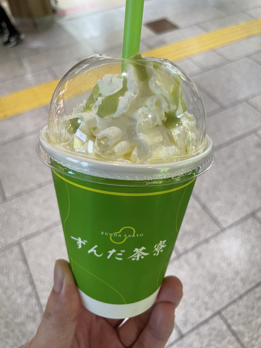 reukuraudo's tweet photo. 仙台来たらこれだよねずんだシェーク(‘､3_ヽ)_
またいつかこよう(‘､3_ヽ)_ https://t.co/A9ebuKvmZs