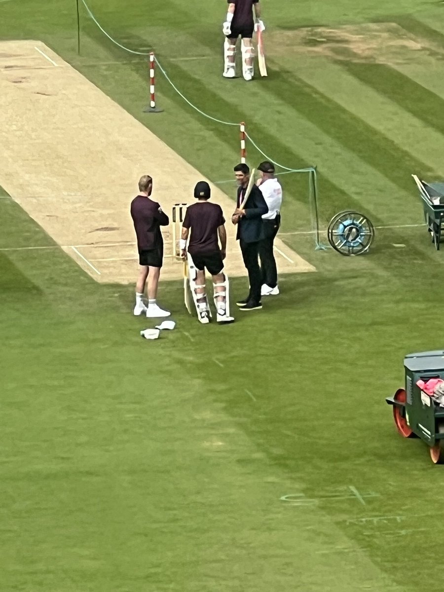 itzamey19's tweet image. Stokes and Root getting some inputs from sir Alastair Cook before start of play.

#ENGvIND #TeamIndia