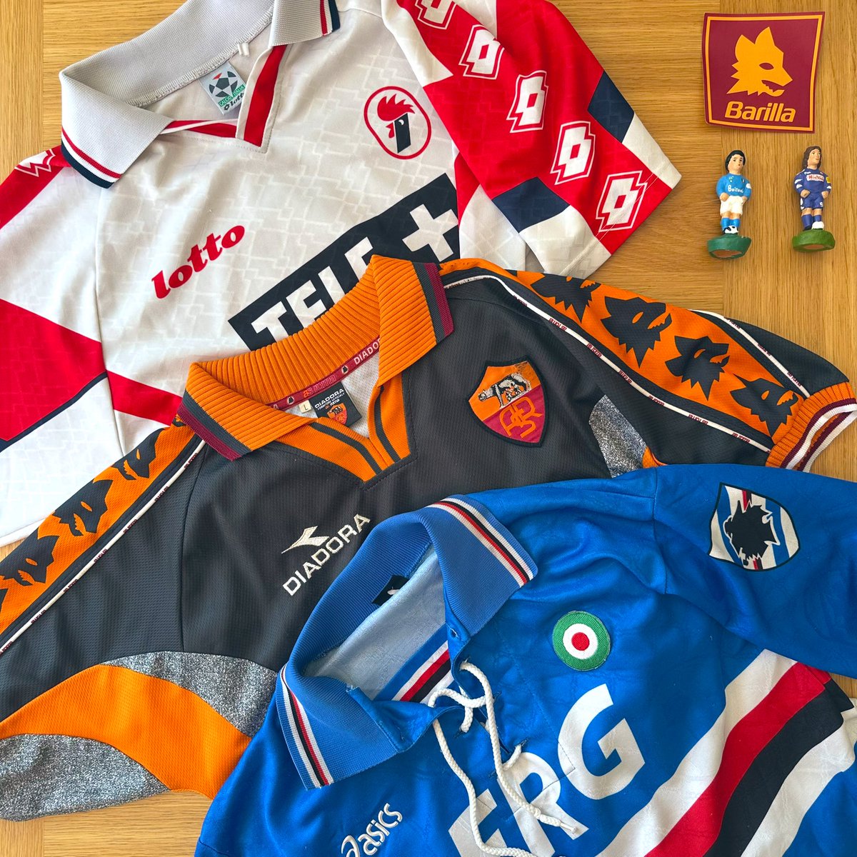 FutbolShIrTALIA's tweet image. Appreciating some old school Italian football shirt sleeves.