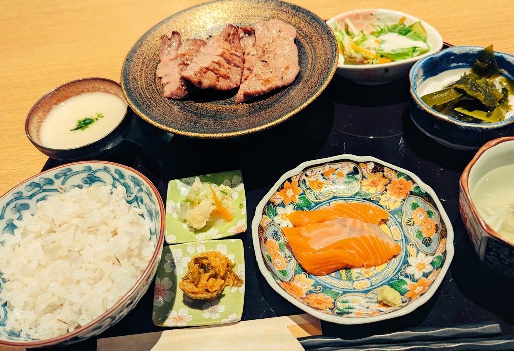 yhr_pon_a's tweet image. イベントお疲れ様でした〜!!*ฅ´ω`ฅ
一般でもものすごくめちゃくちゃ楽しかったです!!(๓´˘`๓)♡
差し入れの押し付けと、返ってお気遣いいただいてしまって本当にありがとうございます…!!(´இωஇ｀)たくさんの方と直接ご挨拶できて嬉しかったです💕牛タン食べたら帰ろ〜!!🚄