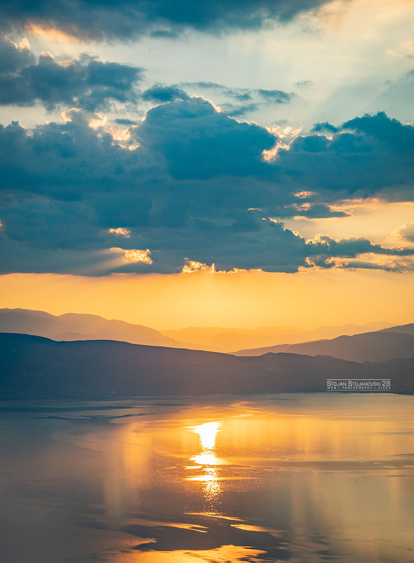 Зошто Македонија бледее?
Психолошкиот проблем на Македончето.

Ќе бидам краток. Наместо да гради силна нација предводена од паметни луѓе кои го ставаат општеството пред личниот интерес, Македончето секогаш гледа на другата страна. Како да има внатрешна желба да го храни