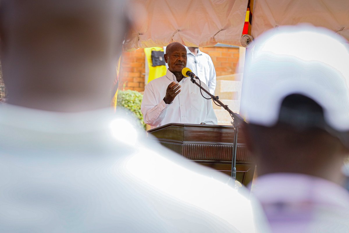 BonnyKarogo's tweet image. “Peace is the most important ingredient in development.” ~ H.E. Yoweri Museveni, President of the Republic of Uganda
I shot these while @digitaldidan was cooking as usual.