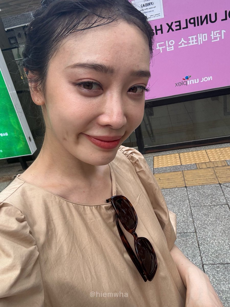 hiemwha's tweet image. 250713 프리다 #김히어라 퇴근길
저이런거혼자보는사람아닙니다