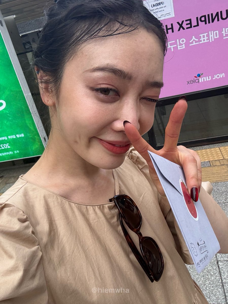 hiemwha's tweet image. 250713 프리다 #김히어라 퇴근길
저이런거혼자보는사람아닙니다