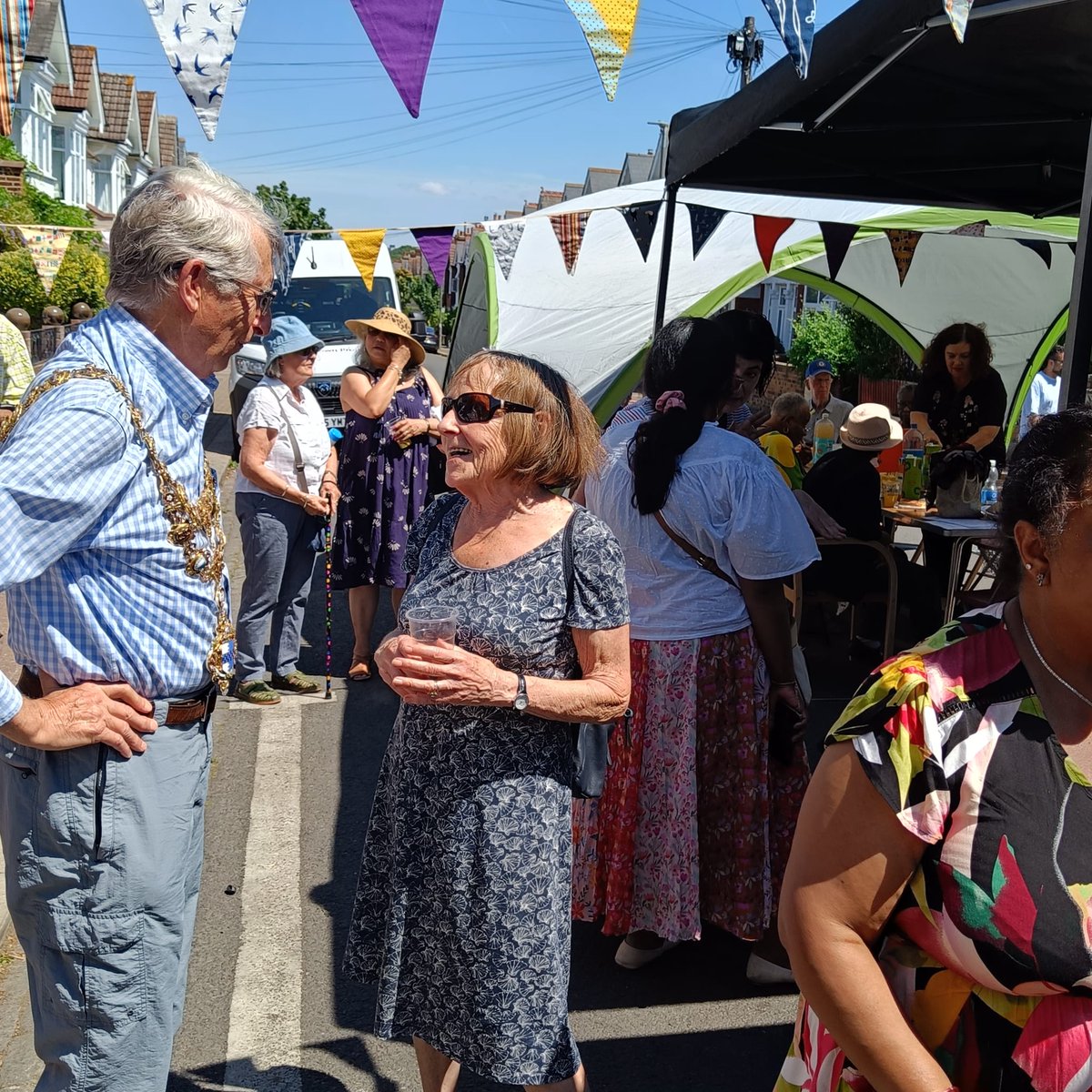 WandsworthMayor's tweet image. Delighted to be at the 50th anniversary birthday party of the Furzedown project. Enjoyed singing, dancing, cake competition, throwing wet sponges, quiz about 1975, lunch and chatter!
Thank you @FurzedownProject for all you do supporting and inspiring older people.