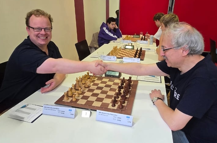 📸 Die letzte Runde im IM-Turnier ist mit dem Spitzenduell zwischen IM Jonathan Carlstedt und GM Eduardas Rozentalis gestartet. Wer wird das Turnier gewinnen können? (Quelle: Sven Hagemann)

Infos: nsv-online.de/2025/07/brauns…

#schach
