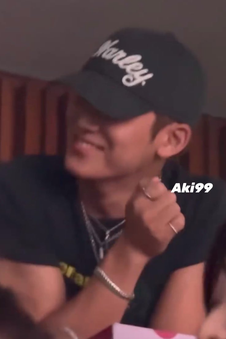 gyugotthis's tweet photo. salfok bgt itu mingyu ‘rame’ bgt aksesoris nya 😭 gelang, kalung, sampe cincin HAHAHA HE LOOKS SHINY https://t.co/aHKv1nChOP
