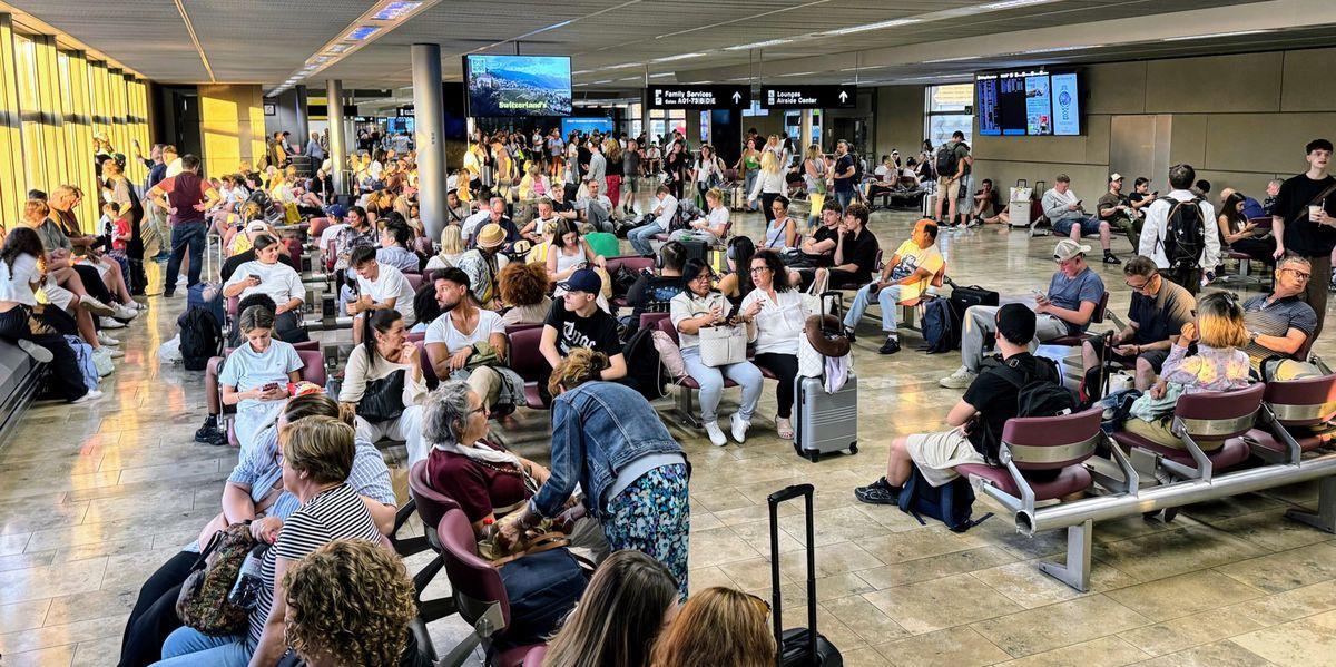 Check-In, Sicherheitskontrolle, Boarding. Wie viel Zeit braucht der Abflug in den Sommer am Flughafen Zürich? Wir messen die Zeit für LX1748 nach Palermo. tagesanzeiger.ch/ferienbeginn-a…