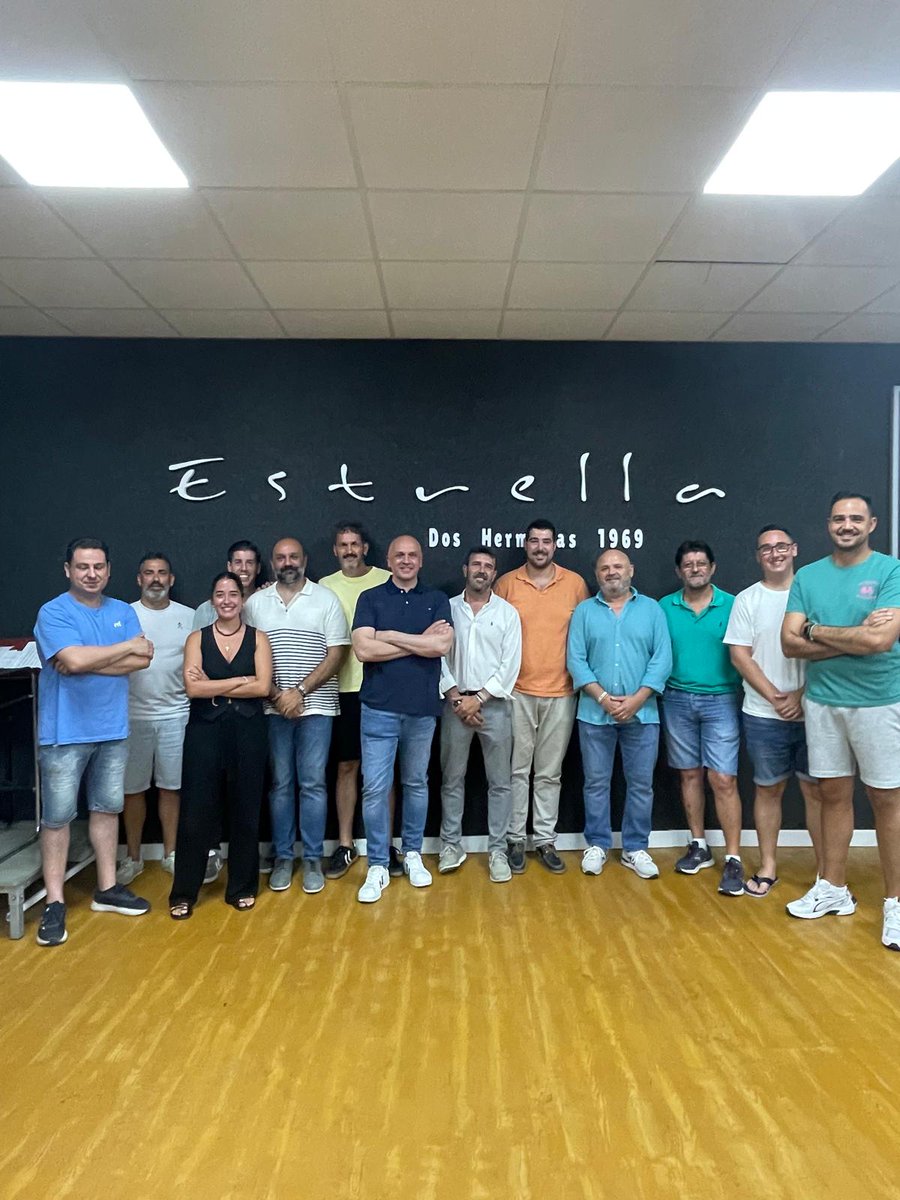 jmvellibre's tweet photo. Se vienen cosas interesantes con la revolución que nos trae la @EDH_1969 en su versión 3.0

Una banda que le va a dar un giro de tuerca definitivo y moderno sin perder la esencia que los creó.

Un gran equipo de trabajo, encabezado nuevamente por Ángel Manuel Ramírez Chávez @angelmrc78, 

Iros preparando, que desde @Gentedepaz os enseñaremos "in situ" toda las novedades de esta insigne agrupación musical.

Se vienen novedades interesantes en esta gran formación musical.....y allí estará @Gentedepaz para contároslo.