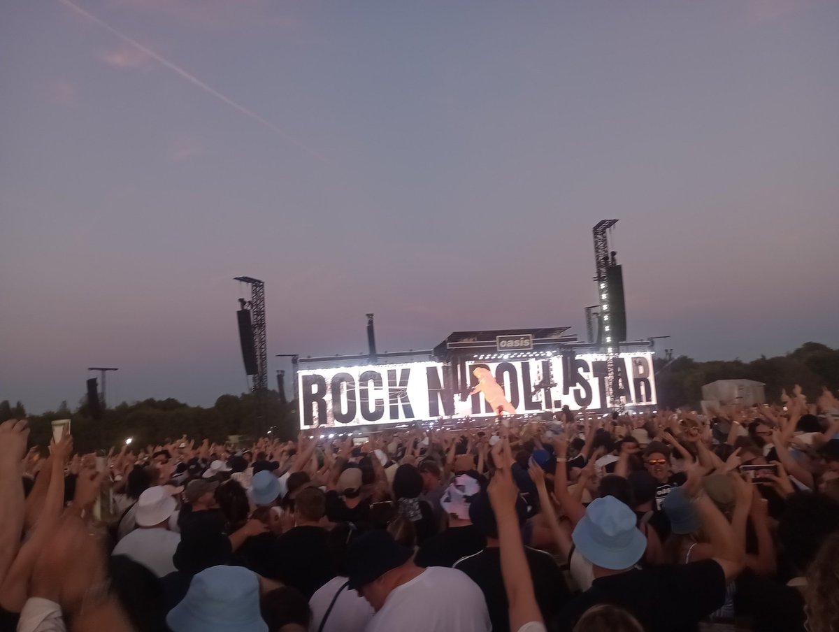 Cricketjim84's tweet photo. Never again will I say "I've never seen Oasis".

Honestly? Sell a kidney, sell your house, sell your nearest and dearest. Just go.

#oasislive25 https://t.co/aquM4WtJKt