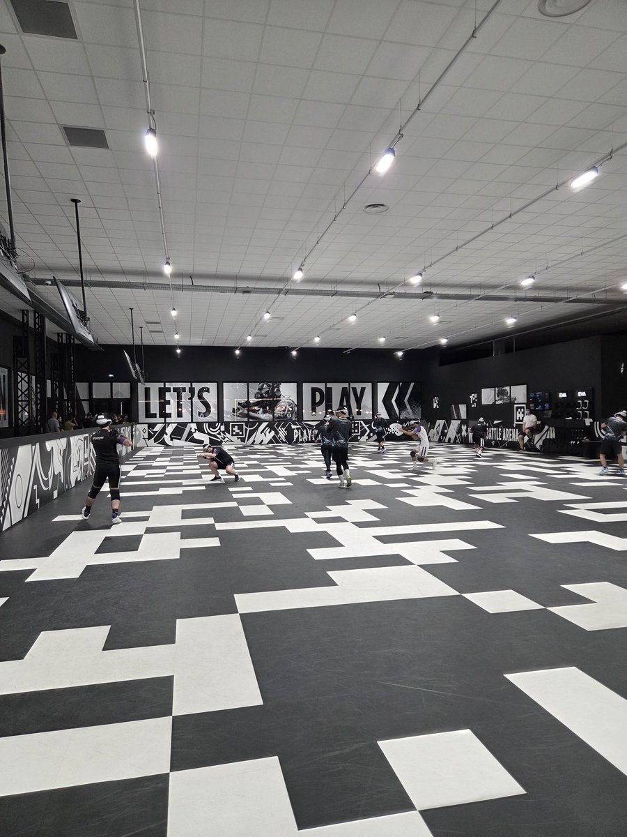 Si jamais, vous êtes sur Paris ce dimanche et que vous n'avez rien de prévu. 
N'hésitez pas à passer à Paris-Est Montreuil pour les playoffs de la CDF de l'EVA. 🔥🏆
C'est gratuit en plus !