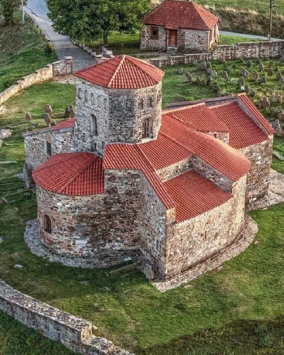 DecaniMonastery's tweet image. The #Church of Saints Peter and Paul in Novi Pazar, #Serbia, stands as one of the most ancient and revered ecclesiastical monuments in the #Balkans. Built upon the foundations of an even earlier Christian structure, possibly dating back to the 4th or 5th century, the present…