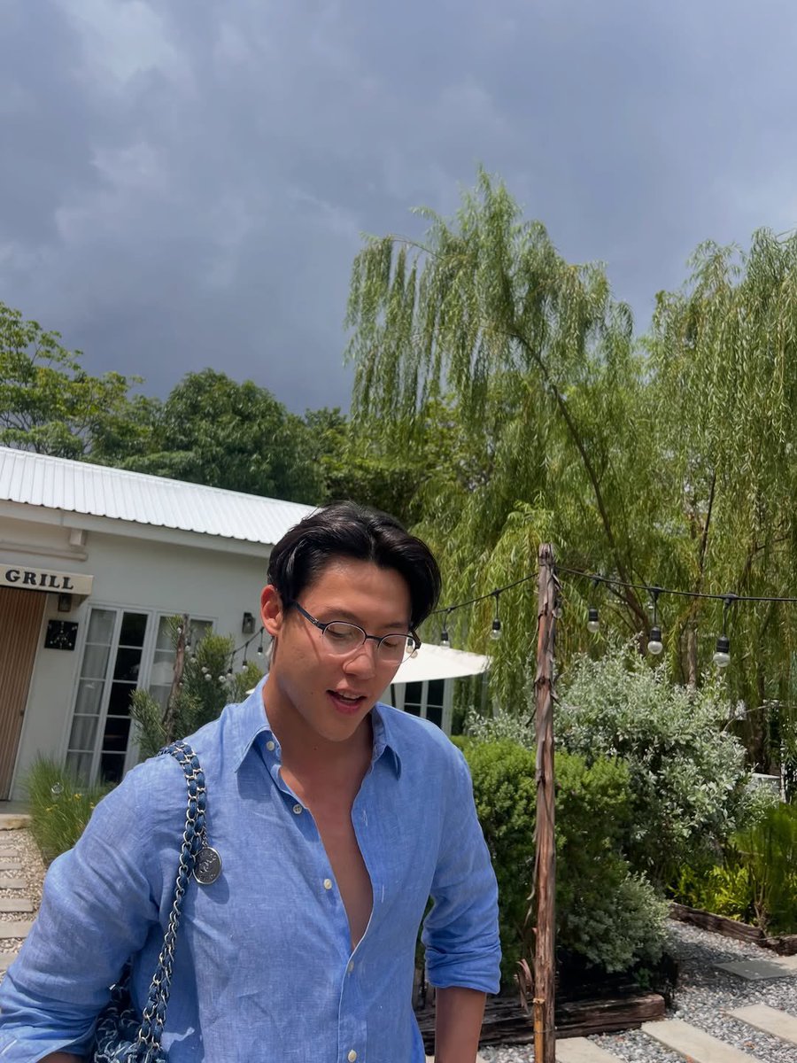 Prinfanclub's tweet image. ช่วงนี้ผมติดใจแว่นทรง Panto ครับ
เลยเลือก ic! berlin รุ่น ari small ดีไซน์มินิมอล 
เบาสุดจนลืมว่าใส่อยู่ บานพับไร้สกรู 
จดลิขสิทธิ์เฉพาะแบรนด์ ใส่ง่าย สบาย ทุกโอกาส

#icberlinThailand
#madeingermany
#icberlinofficial
#แว่นตาicberlinของหมาก
#opticans
#opticaleyewear
#หมากปริญ