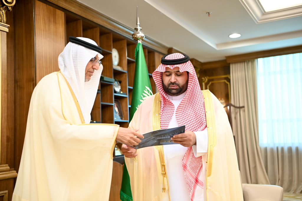 jazangov's tweet photo. سمو أمير منطقة جازان 
#محمد_بن_عبدالعزيز 
يستقبل معالي محافظ الهيئة السعودية للمواصفات والمقاييس والجودة الدكتور سعد القصبي.
وجرى خلال اللقاء استعراض جهود وأنشطة الهيئة في مجال تعزيز سلامة المنتجات وحماية المستهلك في المنطقة. https://t.co/moujiYdyoJ