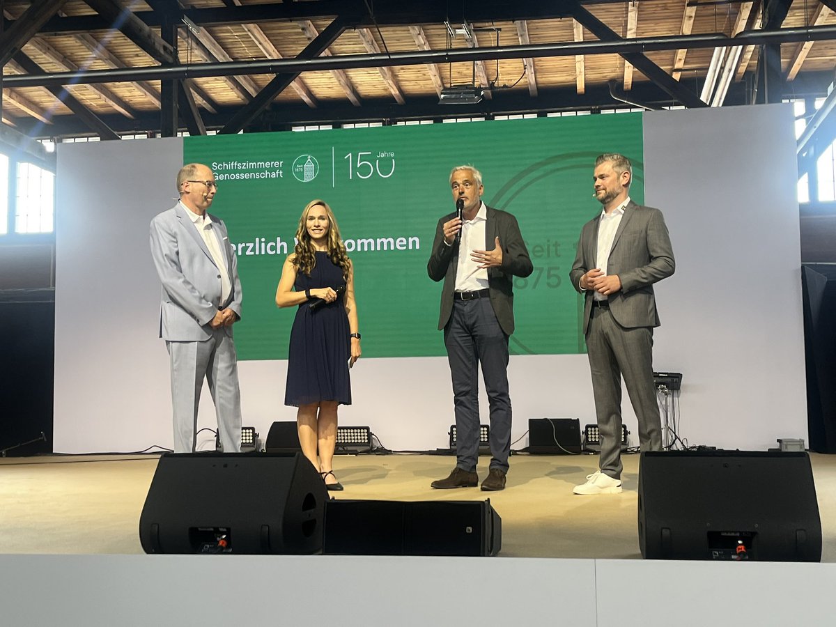 150 Jahre Schiffszimmerer – ein starkes Stück Hamburger Geschichte ⚓️
Gestern durfte ich im Schuppen 52 durch ein ganz besonderes Event führen: Das 150-jährige Jubiläum der Schiffszimmerer Genossenschaft. #moderatorin #hamburg
