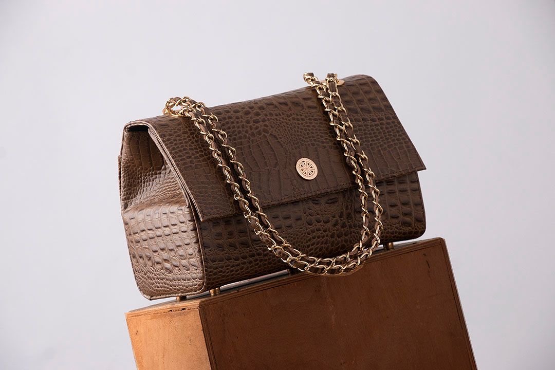 lolaadeoti's tweet photo. If itโs not genuine then we donโt make it. LolaAdeoti bags are made from 100% authentic leather and real craftsmanship.
100% Leather, 100% you.
Shop #ewapoise bag at 69,500 $165
#Ewapoisebag
#funfactsunday
#lolaadeoti
#lolaadeotiwoman
#lolaadeotibags
#lolaadeotistyle https://t.co/wiqmqLFUHI