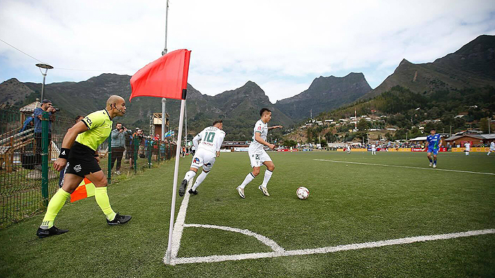 SweeperPod's tweet image. 🇨🇱🏝️ Every so often, a team from a remote island in the Pacific takes part in the Chilean Cup.
⬆️ In 2009, a Rapa Nui (Easter Island) team played Colo Colo against the backdrop of the Moai statues.
⬇️ And in 2024, the Juan Fernandez Islands played host to Santiago Wanderers.