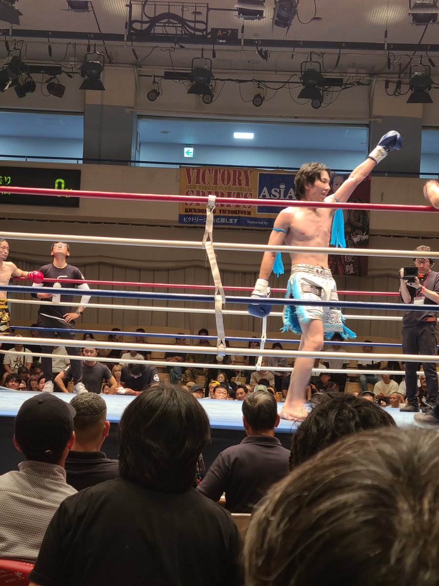serval87's tweet photo. 第5試合　58kg契約　3分3R　眞斗（KIX／ジャパンキック・フェザー級4位）　松岡優太（チームタイガーホーク）　松岡判定勝ち。 https://t.co/mfnridAavz