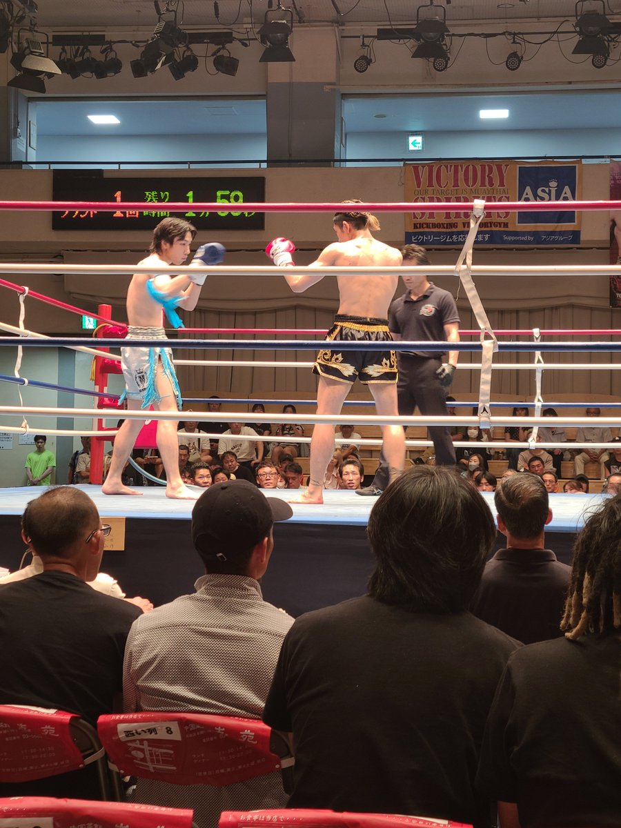 serval87's tweet photo. 第5試合　58kg契約　3分3R　眞斗（KIX／ジャパンキック・フェザー級4位）　松岡優太（チームタイガーホーク）　松岡判定勝ち。 https://t.co/mfnridAavz