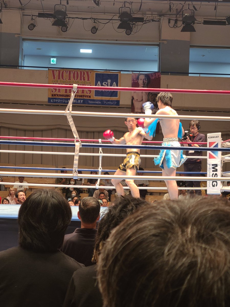serval87's tweet photo. 第5試合　58kg契約　3分3R　眞斗（KIX／ジャパンキック・フェザー級4位）　松岡優太（チームタイガーホーク）　松岡判定勝ち。 https://t.co/mfnridAavz