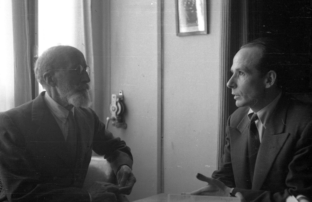 Ramón Menéndez Pidal (1869-1968), gran historiador y filólogo, siendo entrevistado por J. Fernández en su casa. En la primera foto se ve la entrada cuando la calle se llamaba Cuesta del Zarzal, ahora Menéndez Pidal. El edificio lo ocupa ahora la fundación. Fotos en mi custodia.