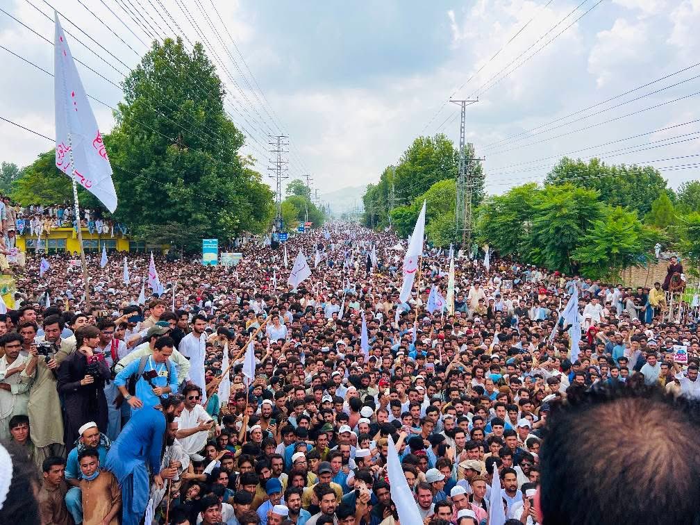 MPA_DrHamid's tweet photo. ایم پی اے ڈاکٹر حمید الرحمان باجوڑ امن پاسون سے مخاطب ہیں۔
لاکھوں لوگوں کا یہ مجمع امن کیلئے عوامی ریفرنڈم ہے۔
#BajaurAmanPasoo https://t.co/eftU38p333