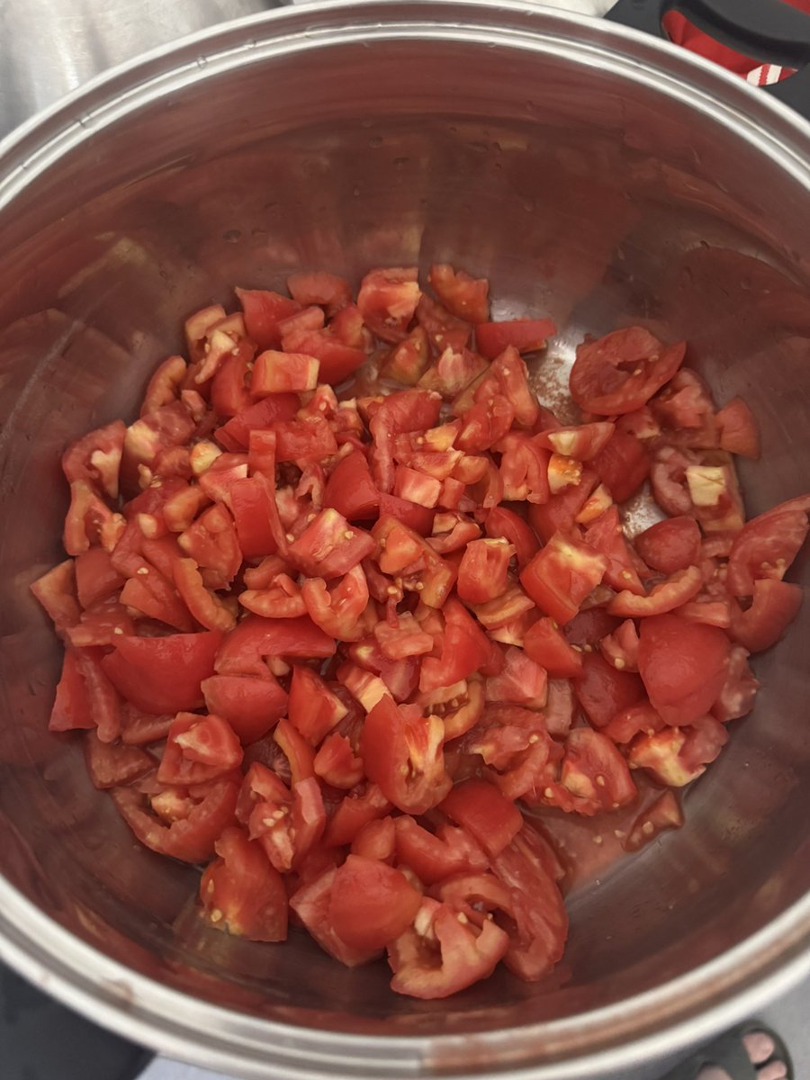 carpasol's tweet image. No concibo un salmorejo que no comience así!!!
Ahora a esperar que el pan candeal coja la humedad del jugo del tomate!!!