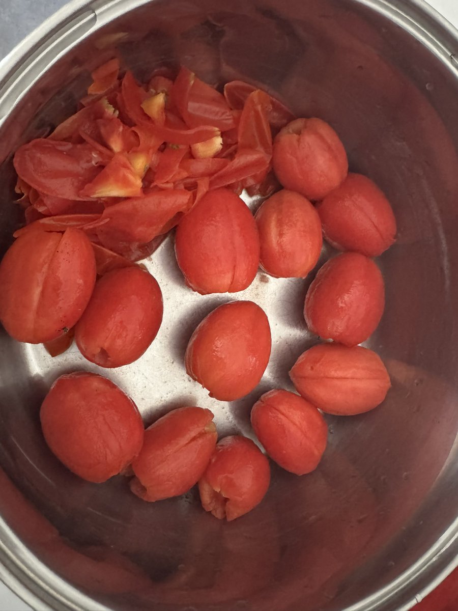 carpasol's tweet image. No concibo un salmorejo que no comience así!!!
Ahora a esperar que el pan candeal coja la humedad del jugo del tomate!!!