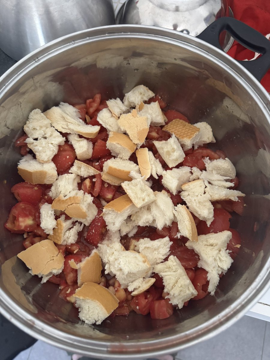 carpasol's tweet image. No concibo un salmorejo que no comience así!!!
Ahora a esperar que el pan candeal coja la humedad del jugo del tomate!!!