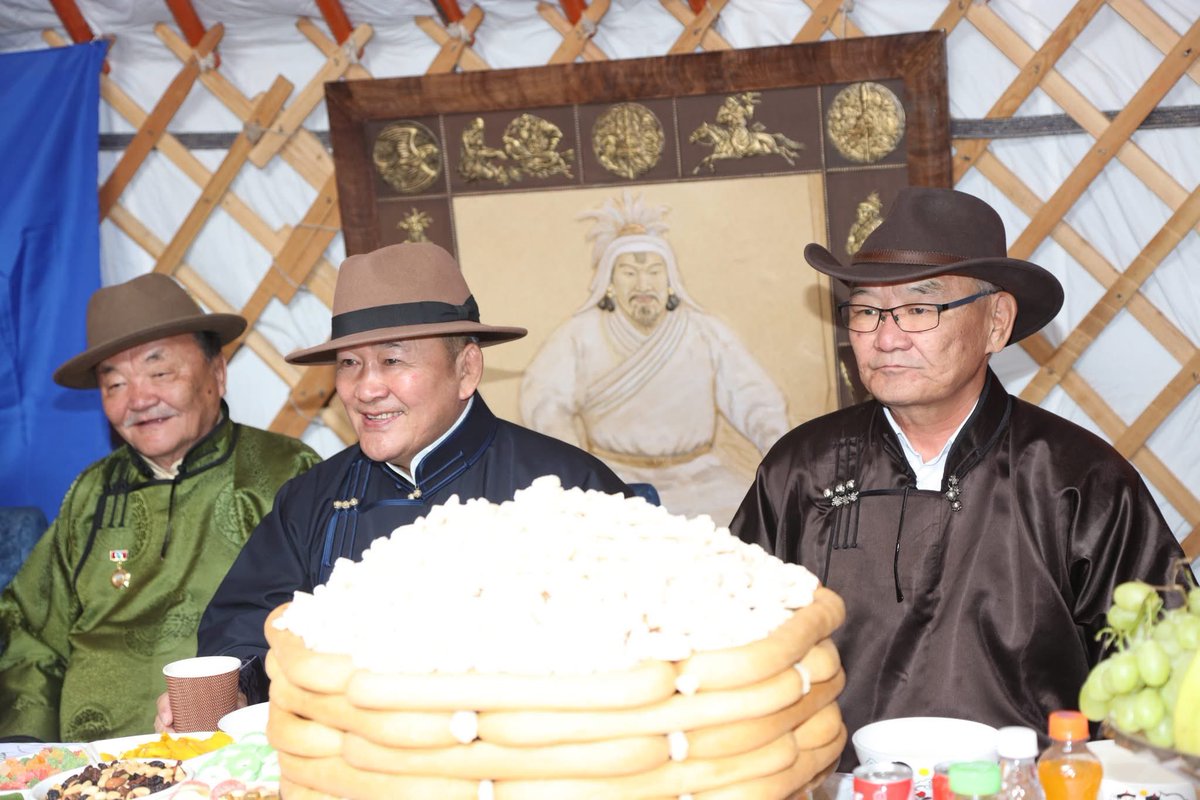 Их хурлынхаа чуулганд суудаггүй байж байж Баярцэнгэлд болохоор хамгийн дээр нь очоод суучих юм аа.