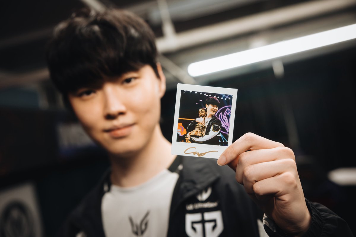 janxxch's tweet photo. 쵸비 우승 폴라로이드 #MSI2025 https://t.co/0CbsfokBle