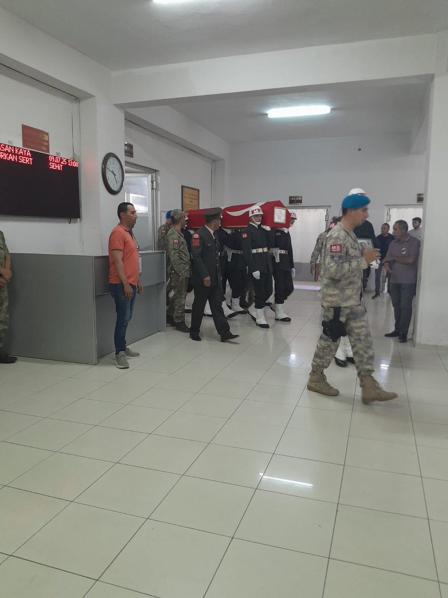 Biz bilmiyoruz, devlet büyüklerimiz… Siz anlatın:  

*Bir #UzmanÇavuş ne demek?*

Çatışma bölgesinde ilk kurşunu göğüsleyen ama adını dahi bilmediğiniz kişi midir?  
Gecenin karanlığında, arazide tek başına pusuda bekleyen ama bir türlü hakkı teslim edilmeyen midir?  
Vatan sağ