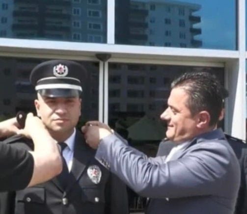 Trabzon’daki polis rütbe terfi töreninde AKP Ortahisar İlçe Başkanı Seyit Hisoğlu’nun polis memurlarına rütbe takması, devlet geleneğiyle açıkça çelişen, kabul edilemez bir siyasi müdahaledir.