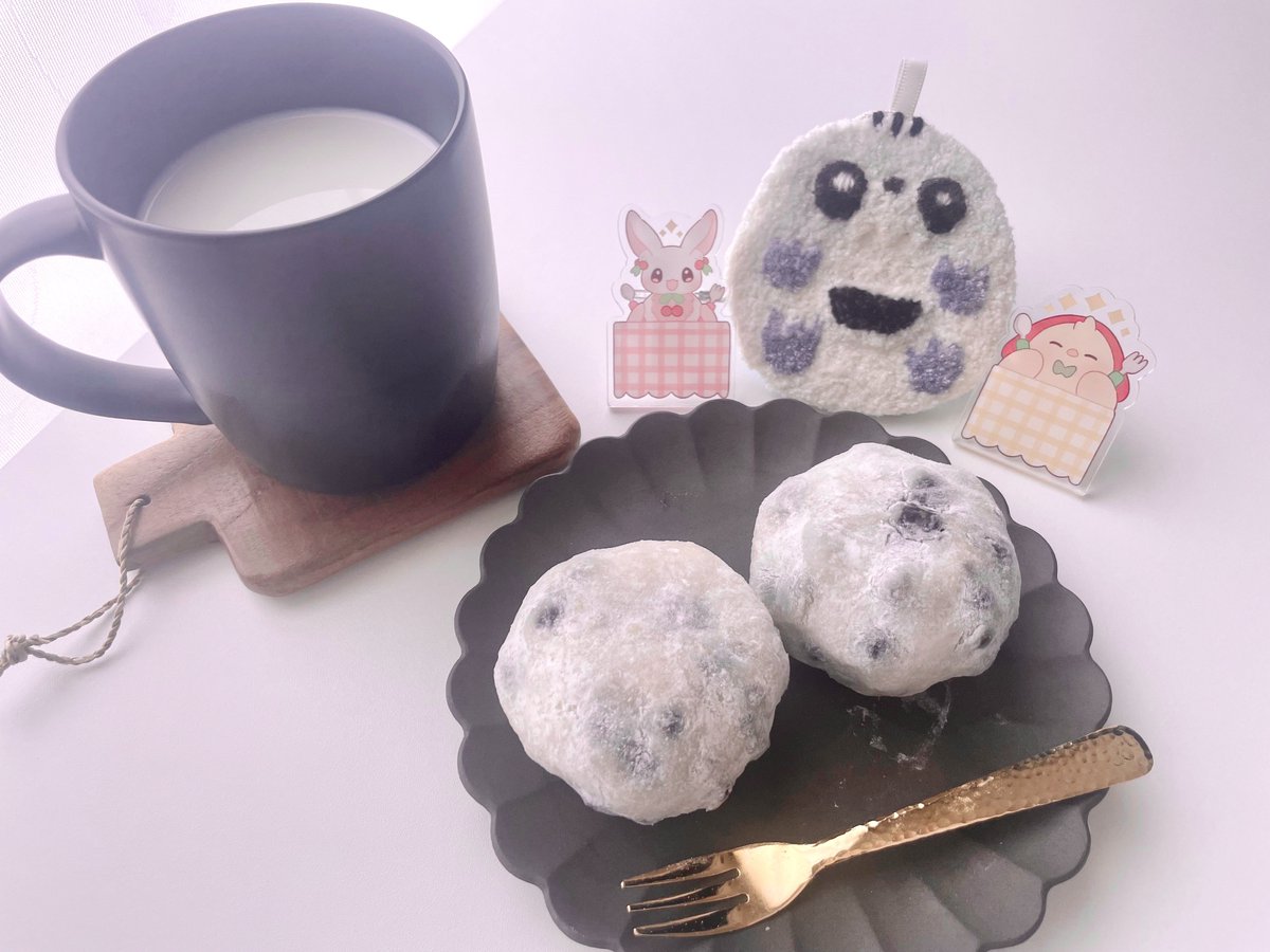 デザフェスに遊びに来てくれた友人が、
もぐもっちをパンチニードルで作ってくれました…！！！✨もふもふでめちゃかわいい🥰
せっかくなので大福と一緒にお写真📸
ありがとう〜〜🍡