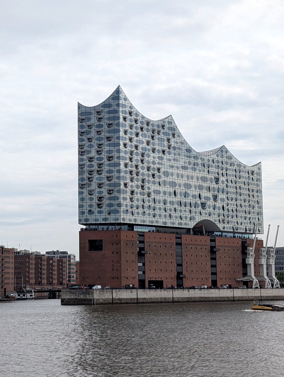 ドイツを訪れていたのは、俳優・モデルの #嵐莉菜 さん！ 

港町・ハンブルクをクルーズ船でゆったりと巡るひととき🚢

ハンブルクの新しいランドマーク
「エルプフィルハーモニー・ハンブルク」も船上から望めます📸✨

#ANOTHERSKY #アナザースカイ #Pixelで撮影 #ドイツ