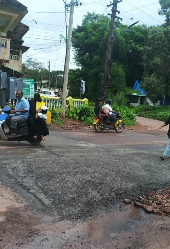 ReginaldoGoa's tweet image. After we took up soling work on our own a few days back in Curtorim, pothole filling has now been taken up with a jetpatcher. Ensuring it&apos;s done well so our people face no inconvenience. #MyCurtorim #OnGroundWork #Curtorim24x7
