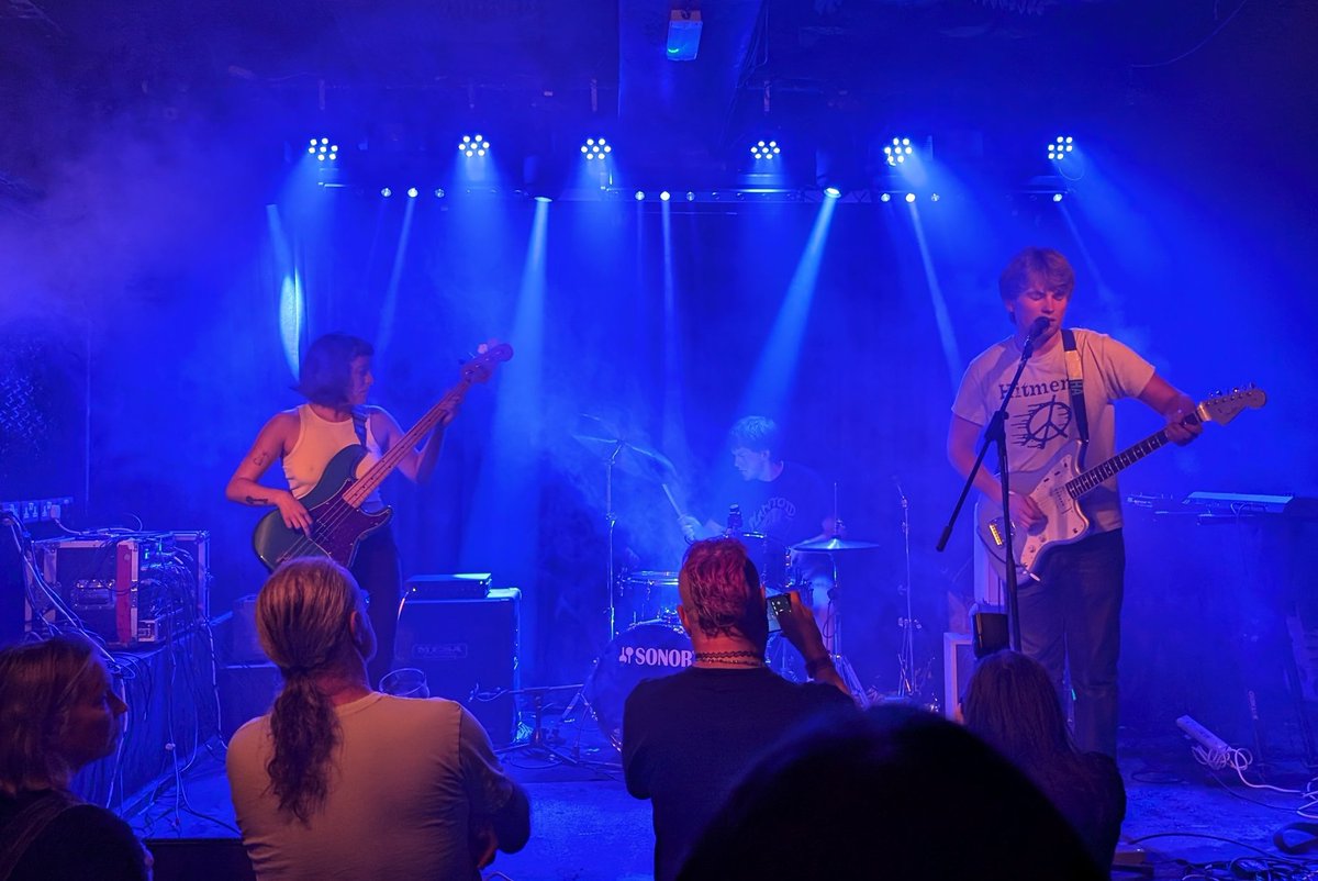 Live Sounds on the Rise

3 rock bands on the rise to keep an ear out for at The Lexington last night

-Stomp rock from Brighton's Oral Habit
-Soundscapes with a few standout melodies by Scarlett Woolfe
-Loud and cinematic siren rock from <a href="/velvetineband/">velvetine</a>

open.spotify.com/track/3x7WtXVK…