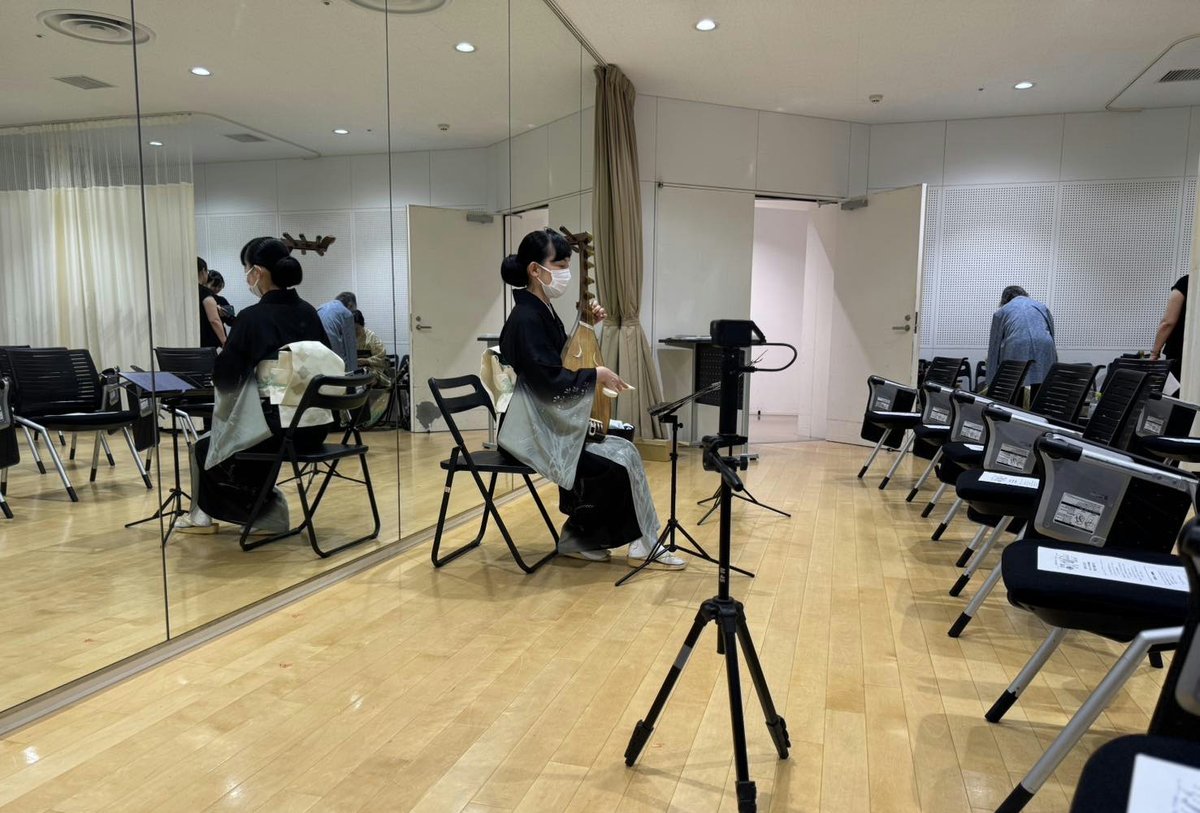 「琵琶ぼくぼく」コンサートの開演前。