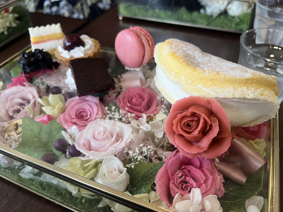 MaisondeR's tweet image. 本日7月13日(日)
お暑い中
メゾンドローゼンクロイツ主催
夏のお茶会
🥀Salon de l’Été Noir🥀
(サロン・ド・レテ・ノワール)
ご参加いただきありがとうございました✨
貸切で美味しい可愛いデザートセット提供してくださった
薬院Cafe Emerald様ありがとうございました✨
(また後ほどお写真アップ)