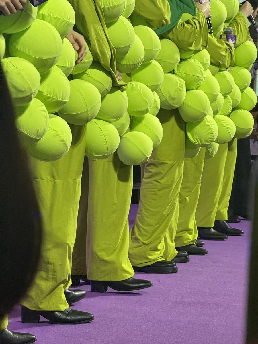 มันตลกตรงที่รอบนี้ชุดพวกนางเป็นกางเกง ใส่รองเท้าเอา ไม่งั้นคงมีประเด็นเหยียบตรีนเพื่อนกันอีก 55555555555555555555

#PROXIEXWallsIceBallCafe 
#PROXIEth