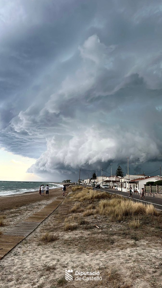 Después de la tempestad llega la calma . De momento un domingo tranquilo, después de todas las incidencias causadas por el episodio de #tormentas y #lluvia de ayer sábado como las ocasionadas por la tormenta de esta impresionante imagen captada desde la playa de #Almassora ayer